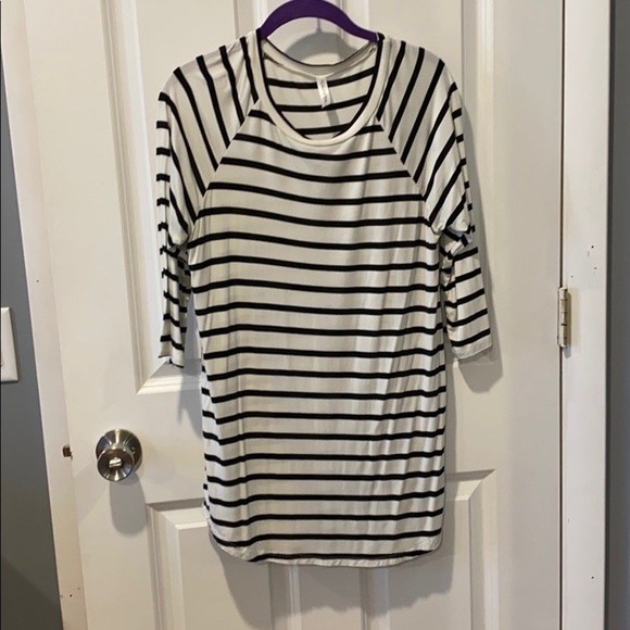 Tops - EUC White w Black Stripes Tunic